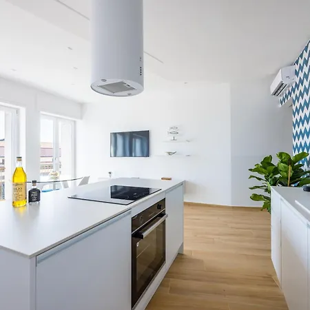 At Twenty-one New - Exclusive Panoramic Views!